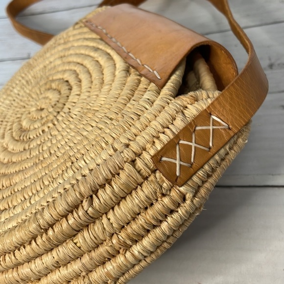 Handmade Round Raffia&Leather Crossbody Bag with Silver and Stone Embellishment - Picture 4 of 9